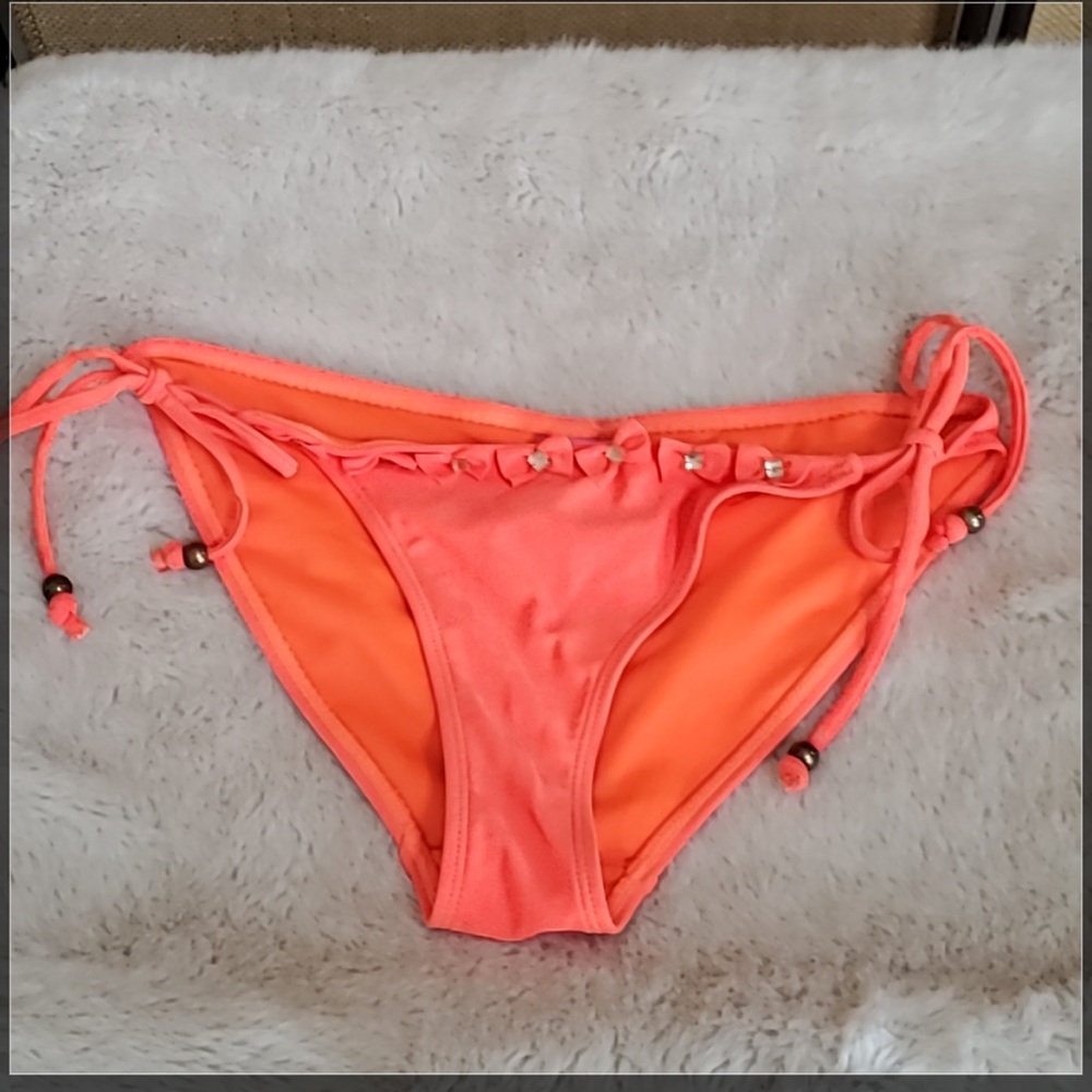 River Island, Bikini Bottom